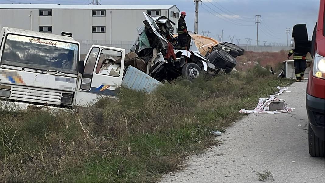 Konya'da kaza! TIR, demir yüklü kamyona çarptı: 1 ölü, 1 yaralı 3